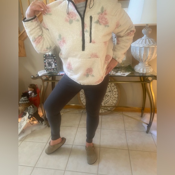 PINK Victoria's Secret Jackets & Blazers - PINK, Sized L PULL OVER SHERPA JACKET/ SWEATSHIRT, Gorgeous! 🎀🎀🎀🎀🎀🎀